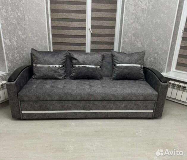 Диван с подушками