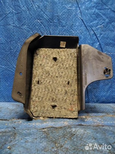 Направляющая заднего бампера задняя левая Renault