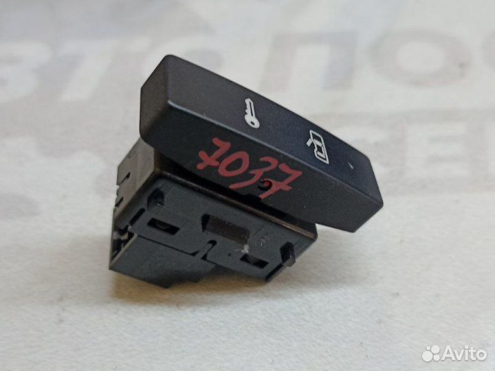 Кнопка центрального замка Volkswagen Touareg 7L