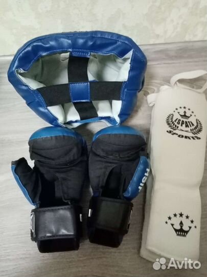 Боксерские перчатки, шлем, защита