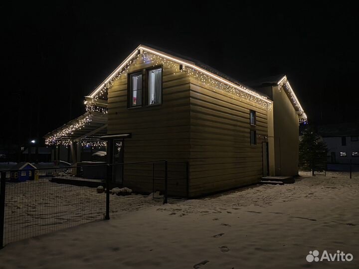 Новогоднее украшение дома гирляндой бахрома