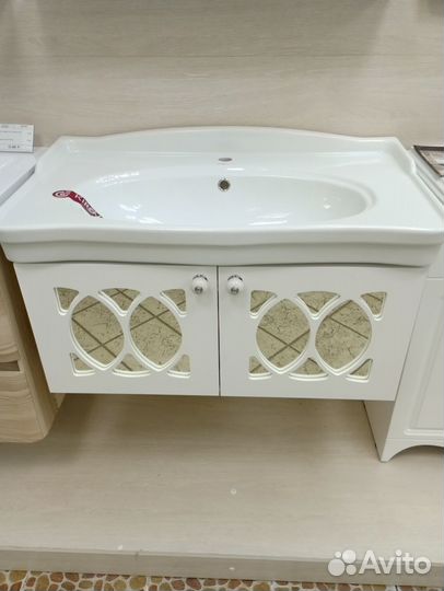 Тумба с раковиной и зеркалом 