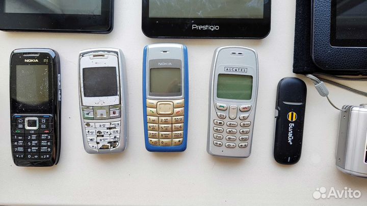 Планшеты, фотоаппарат, мобильники