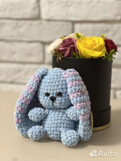 Вязаный плюшевый зайка