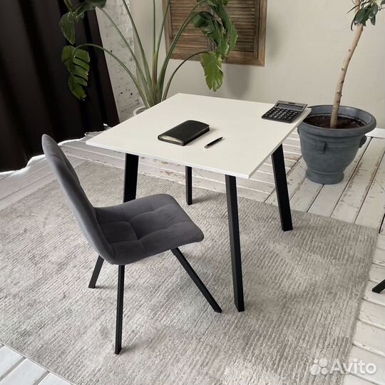 Компьютерный стол Ник 80*80 см. Черные ножки