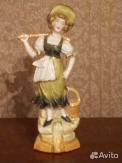 Фарфоровые фигурки Три музыканта и др
