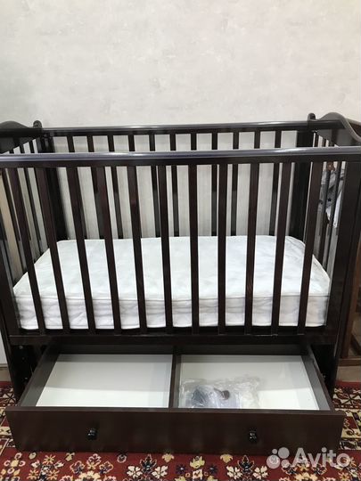 Детская кроватка с маятником