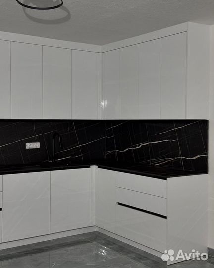 Стильная угловая кухня