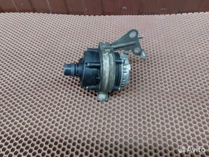 Кронштейн крепление доп помпы насоса Mercedes w205