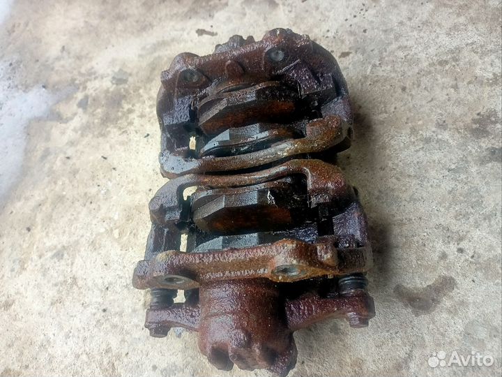 Суппорт передний правый левый Peugeot 307