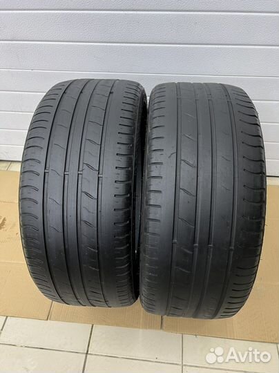 Royal Black Royal Performance 255/35 R20