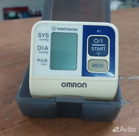 Тонометр на запястье omron