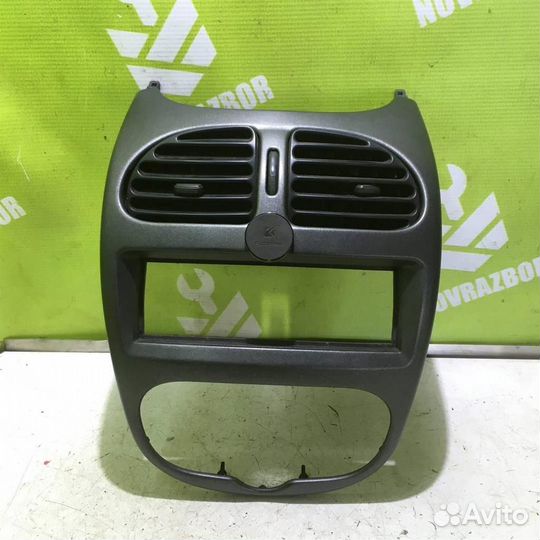 Рамка магнитолы Пежо 206