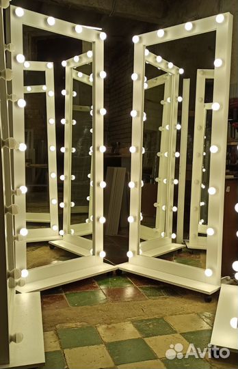 Зеркало на подставке