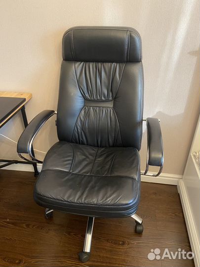 Офисное кожаное кресло