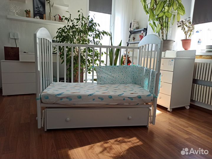 Кроватка детская с маятником и матрасом