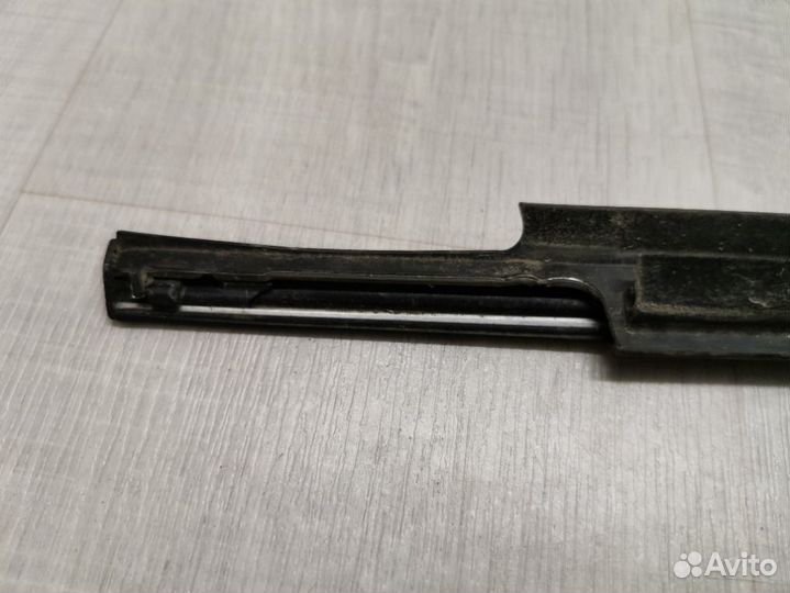 Накладка стекла передняя левая Toyota Avensis 2