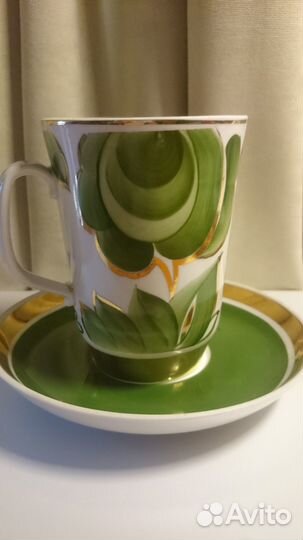 Бокал с блюдцем