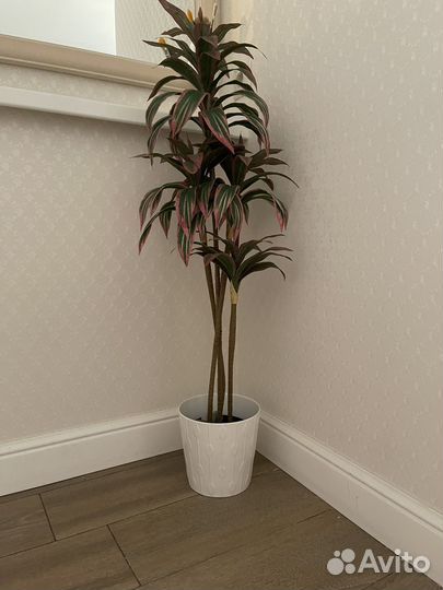 Искусственный цветок с горшком