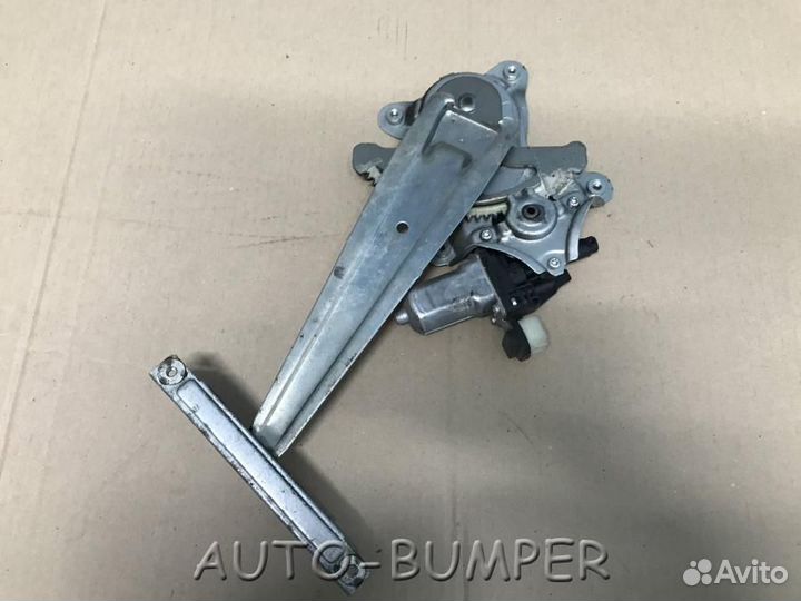 Toyota Isis Стеклоподъёмник задний левый