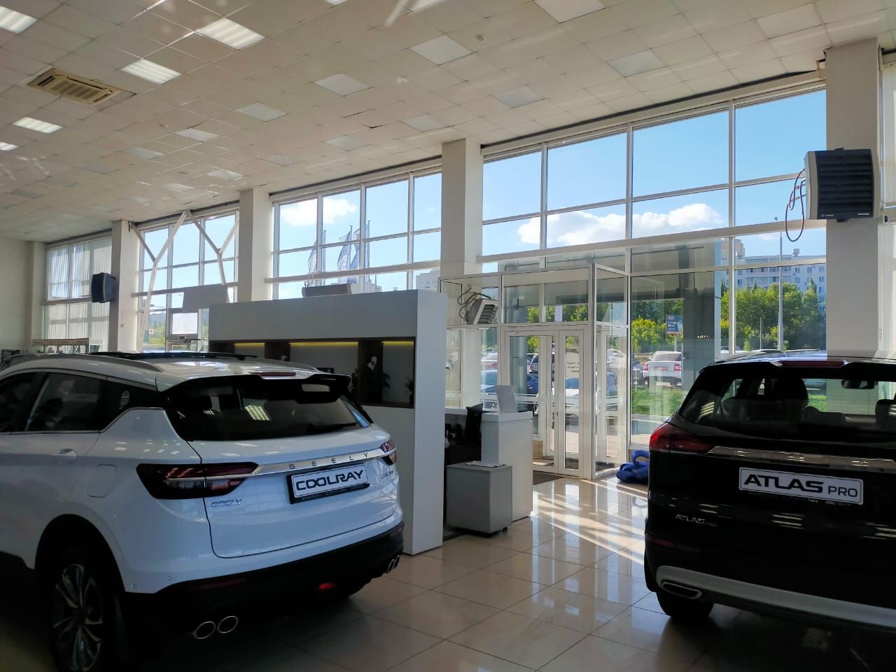 гранта рестайлинг 2022. Geely coolray синий. джили набережные челны. гилли кулрей. диалог авто набережные челны автосалон.