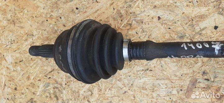 Полуось передняя левая Volkswagen Passat B4 1996