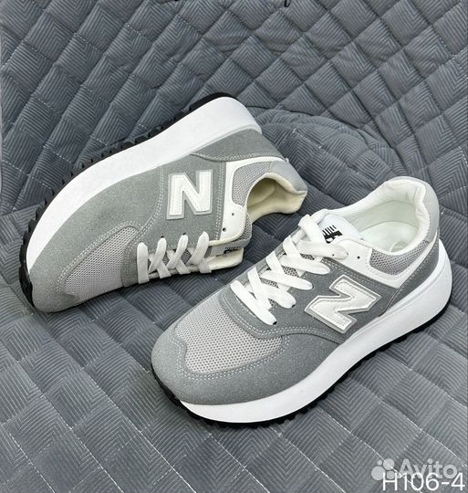 Кроссовки женские