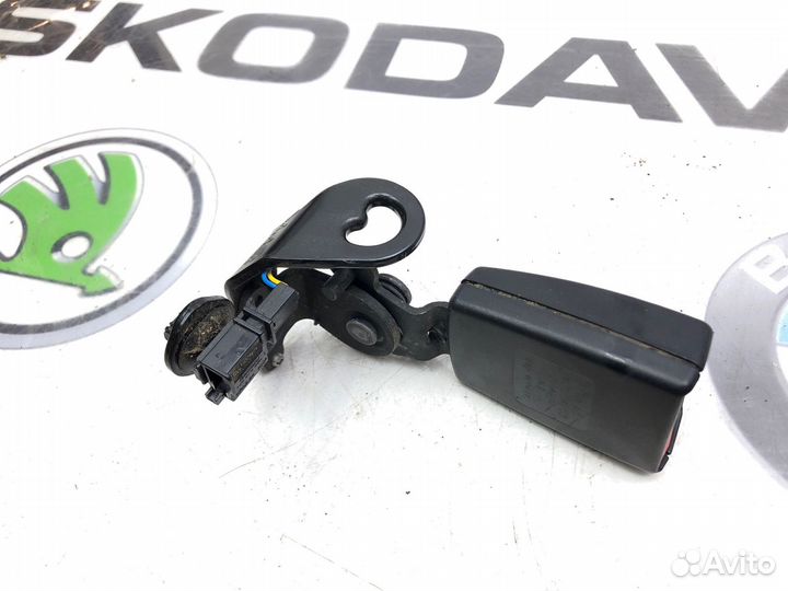 Замок ремня безопасности задний Skoda Octavia A7