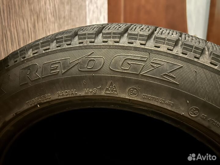 Bridgestone Blizzak Revo GZ 215/55 R17 94S