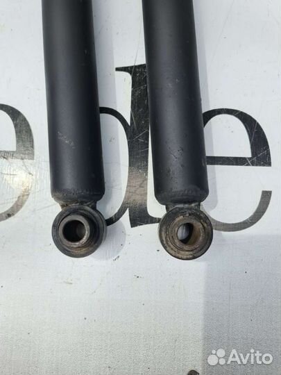 Комплект задних амортизаторов Mercedes W638 Vito