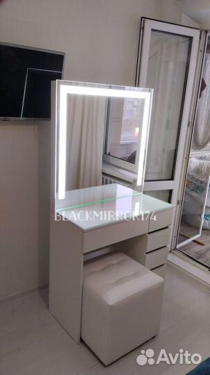 Макияжный стол с LED освещением под пуф