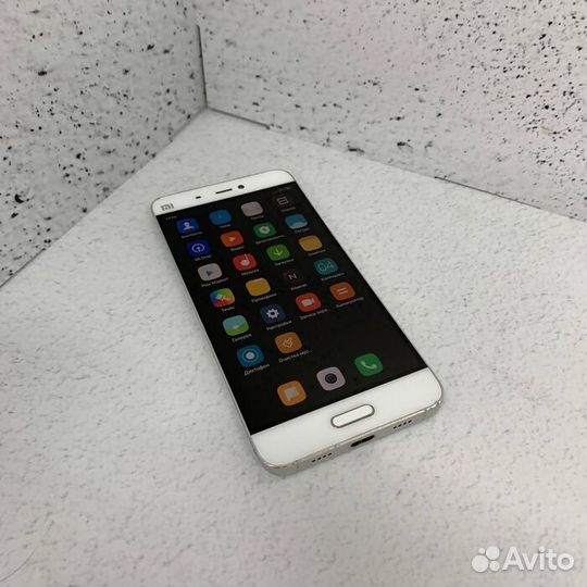 Xiaomi Mi 5 3/64 Гб Белый Смартфон (Рассрочка / В4