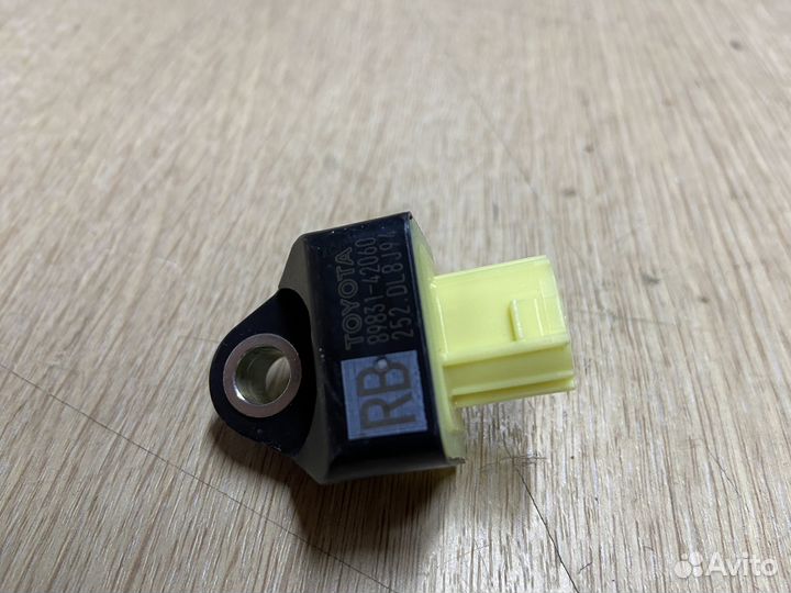 Датчик удара боковой Toyota Rav4 XA50