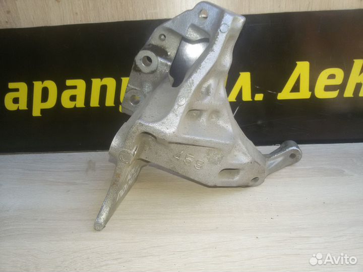 Кронштейн помпы Toyota Land Cruiser Prado 150