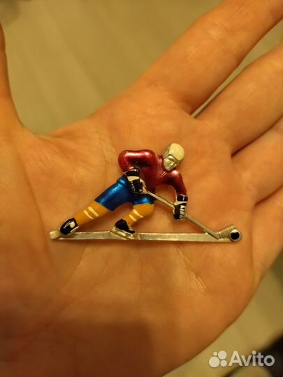 Значок Герб СССР, Герб России и значки из СССР