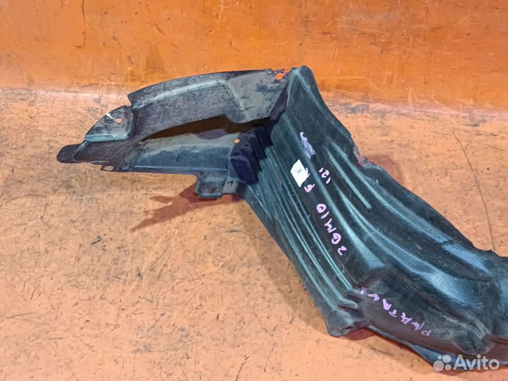 Подкрылок Toyota Isis ZGM10W передний правый