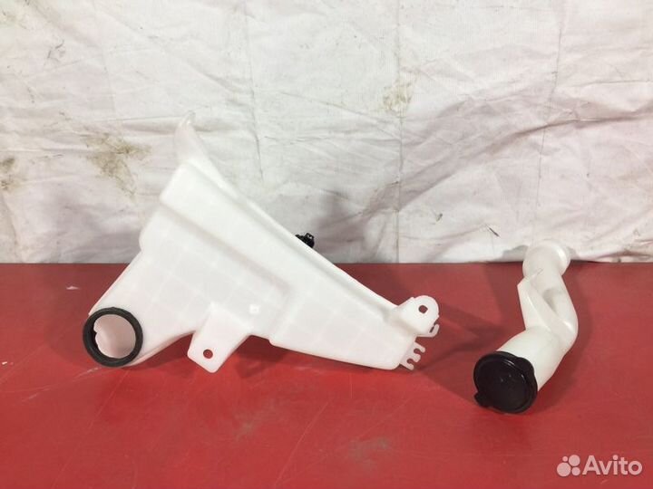 Бачок омывателя Toyota Hilux 7