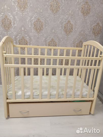Детская кроватка с маятником и ящиком