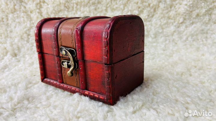 Деревянная шкатулка