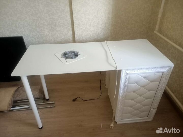 Маникюрный стол