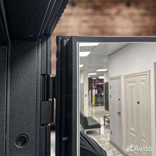 Входная дверь черная с деревянной ручкой