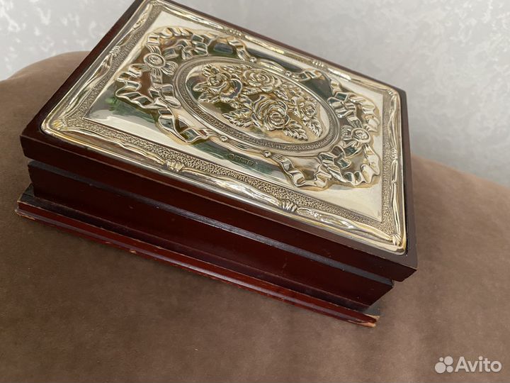 Шкатулка с серебром