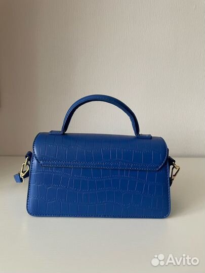 Синяя сумка на тонком ремешке с золотой фурнитурой