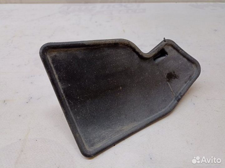 Брызговик задний правый Toyota Avensis ZZT251