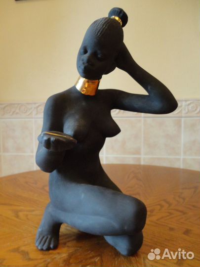 Фарфоровая статуэтка винтажная 