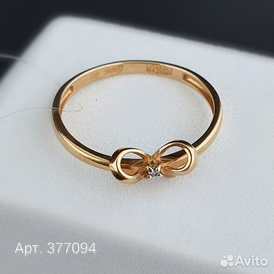 Кольцо из красного золота с бриллиантом