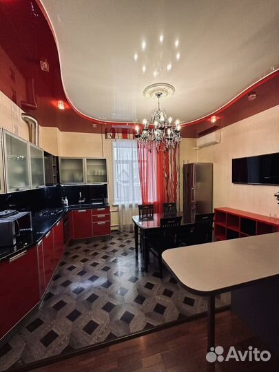 Коттедж 303 м² на участке 11 сот.