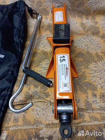 Домкрат механический винтовой