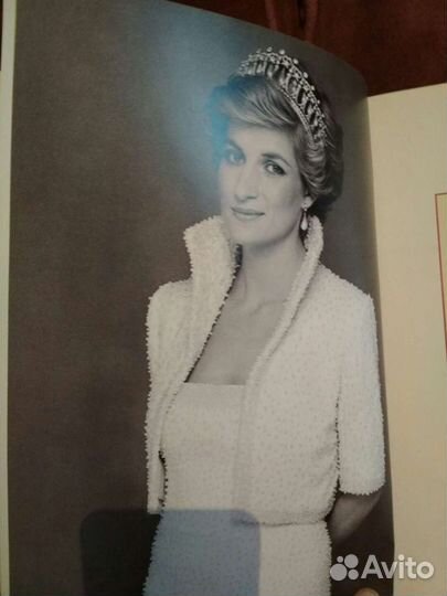 Каталог кристи платьев принцессы Дианы с автографо