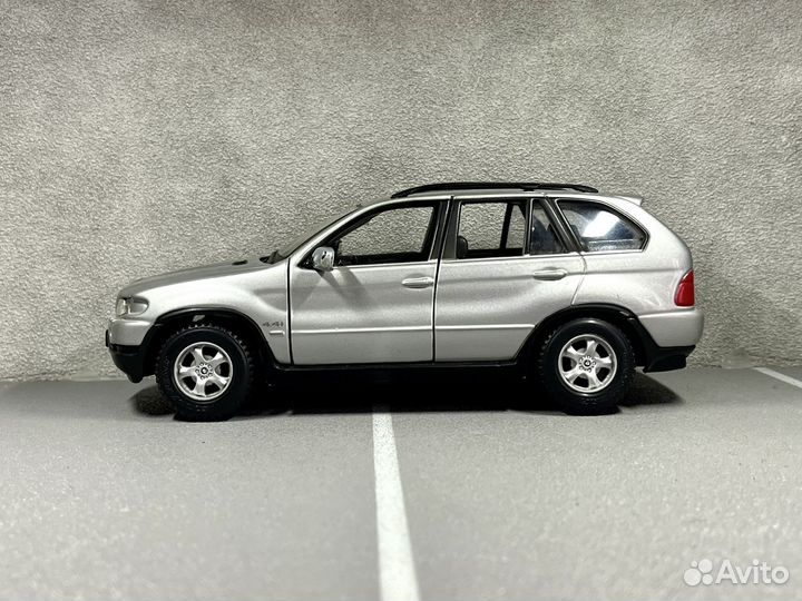 Коллекционная модель BMW X5 1:24 Maisto